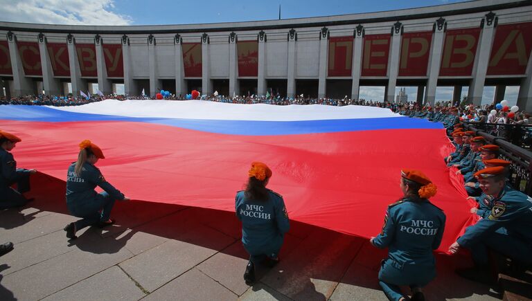 Курсанты МЧС России разворачивают флаг РФ в честь Дня России на Поклонной горе в Москве. 12 июня 2017