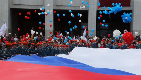 Курсанты МЧС России развернули флаг РФ в честь Дня России на Поклонной горе в Москве. 12 июня 2017