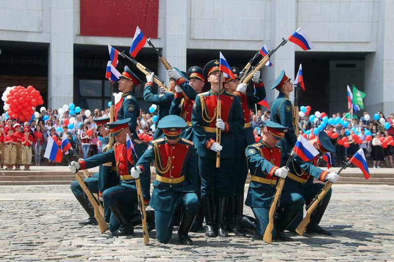 Почетный караул Преображенского полка во время выступления в честь Дня России на Поклонной горе в Москве. 12 июня 2017