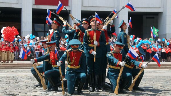 Почетный караул Преображенского полка во время выступления в честь Дня России на Поклонной горе в Москве. 12 июня 2017
