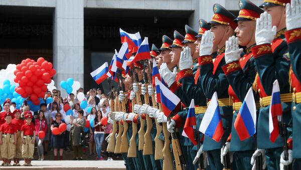 Почетный караул Преображенского полка во время выступления в честь Дня России на Поклонной горе в Москве. 12 июня 2017