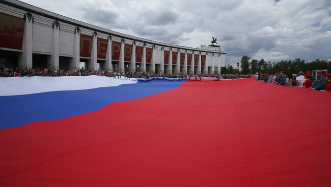 Курсанты МЧС России развернули флаг РФ в честь Дня России на Поклонной горе в Москве. 12 июня 2017