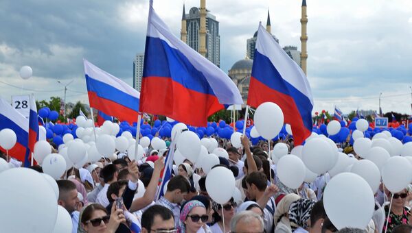 Участники на праздничном митинге-концерте в честь Дня России в Грозном. 12 июня 2017