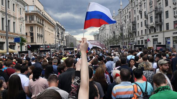 Горожане у рамок безопасности на Тверской улице в Москве. 12 июня 2017