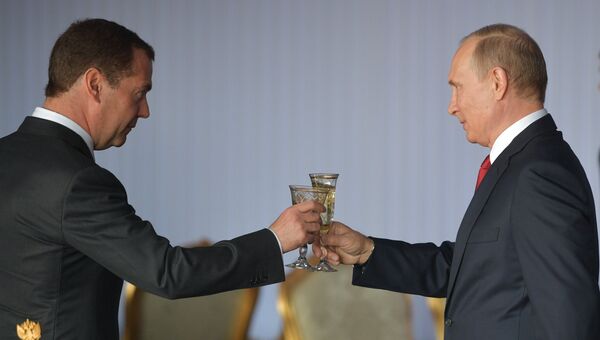 Президент РФ Владимир Путин и председатель правительства РФ Дмитрий Медведев на торжественном приеме в Кремле в честь Дня России. 12 июня 2017