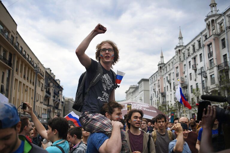 Люди на Тверской улице во время празднования Дня России в Москве. 12 июня 2017