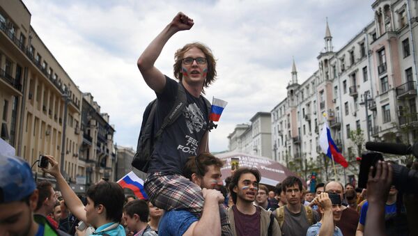 Люди на Тверской улице во время празднования Дня России в Москве. 12 июня 2017