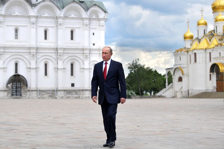 Президент РФ Владимир Путин перед началом торжественного приема в Кремле в честь Дня России. 12 июня 2017 Президент РФ Владимир Путин перед началом торжественного приема в Кремле в честь Дня России. 12 июня 2017