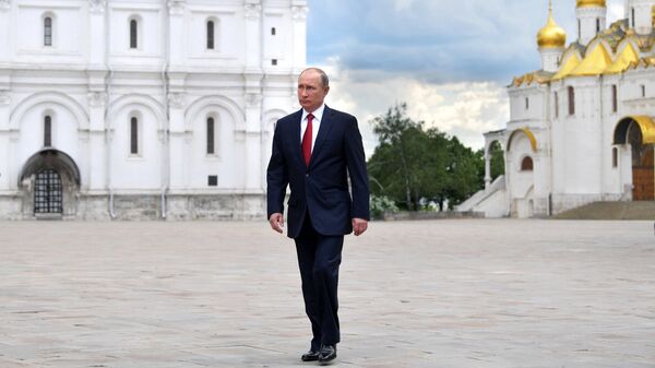 Президент РФ Владимир Путин перед началом торжественного приема в Кремле в честь Дня России. 12 июня 2017