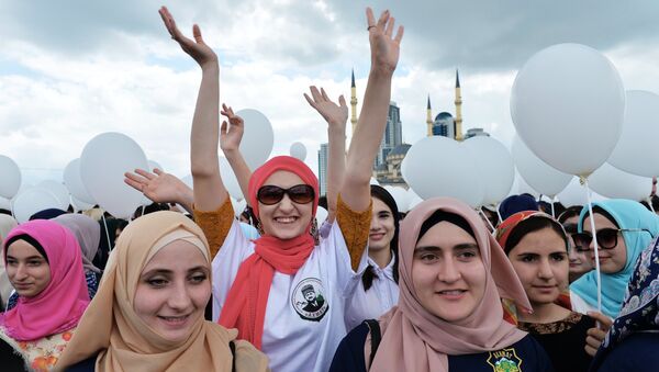 Участники на праздничном митинге-концерте в честь Дня России в Грозном. 12 июня 2017