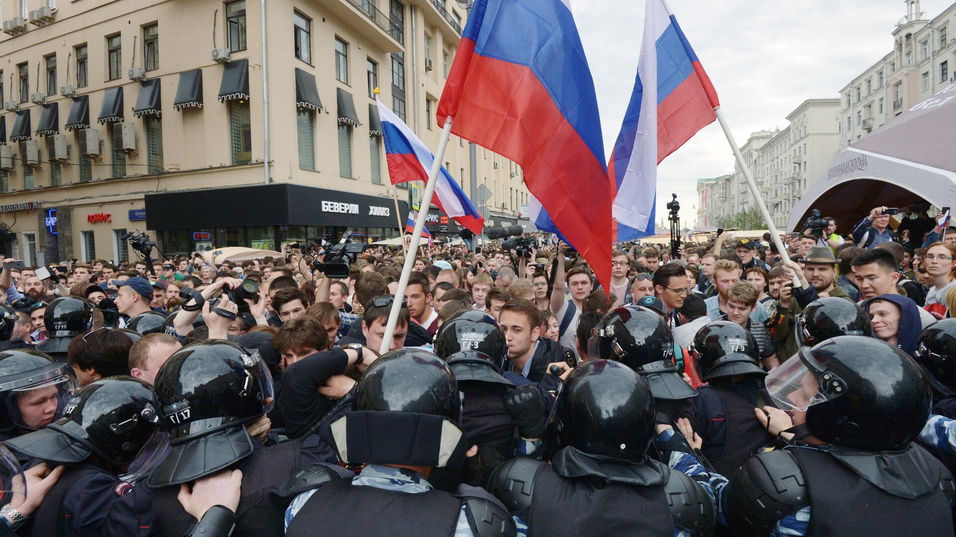 Горожане и полиция во время акции против коррупции на Тверской улице в Москве. 12 июня 2017 - РИА Новости, 1920, 17.11.2020