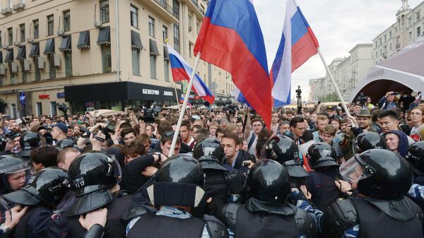 Горожане и полиция во время акции против коррупции на Тверской улице в Москве. 12 июня 2017