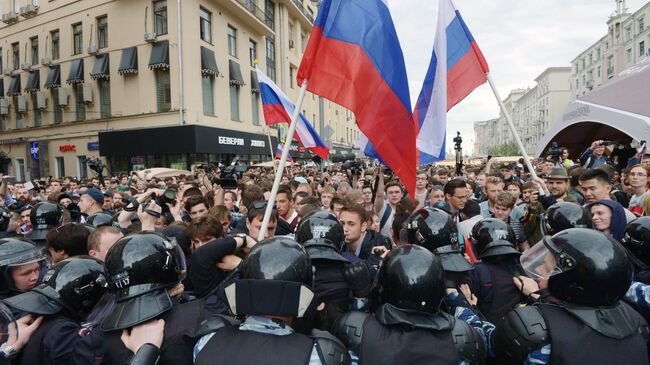 Горожане и полиция во время несанкционированной акции на Тверской улице в Москве. 12 июня 2017