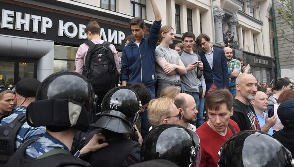 Горожане и полицейские во время несанкцианированной акции на Тверской улице в Москве. 12 июня 2017