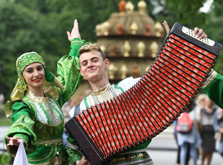 Участники в национальных костюмах встречают гостей на празднике русского гостеприимства СамоварФест в саду Эрмитаж. 12 июня 2017