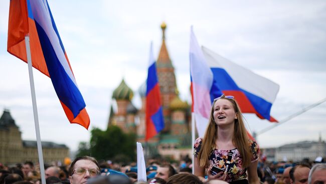 Зрители во время праздничного концерта, посвященного Дню России, на Красной площади. 12 июня 2017