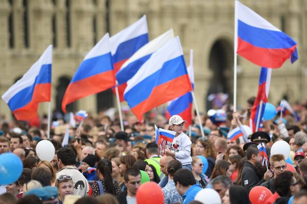 Зрители во время праздничного концерта, посвященного Дню России, на Красной площади. 12 июня 2017