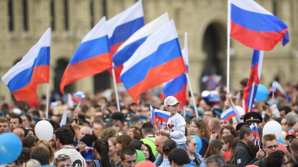 Люди с флагами России. Архивное фото