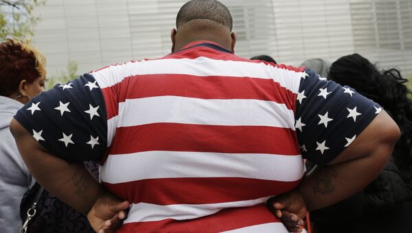 Мужчина с избыточным весом в Центре международной торговли Нью-Йорке