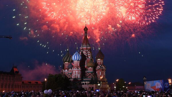 Праздничный салют в День России на Красной площади в Москве