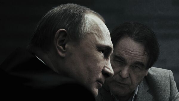 Постер к фильму американского кинорежиссера Оливера Стоуна Интервью с Путиным. Архивное фото