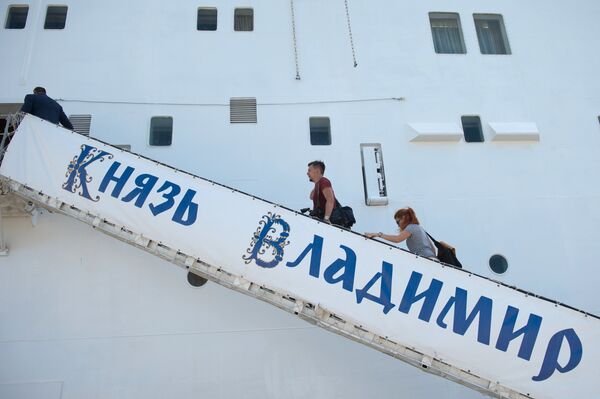 Пассажиры поднимаются на борт круизного лайнера Князь Владимир в порту города Сочи