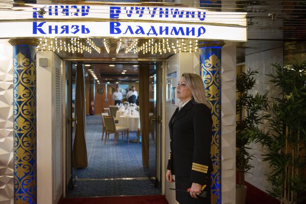 Ресторан на борту круизного лайнера Князь Владимир