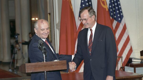 Президент СССР Михаил Горбачева и президент США Джордж Буш-старший после подписания советско-американских документов