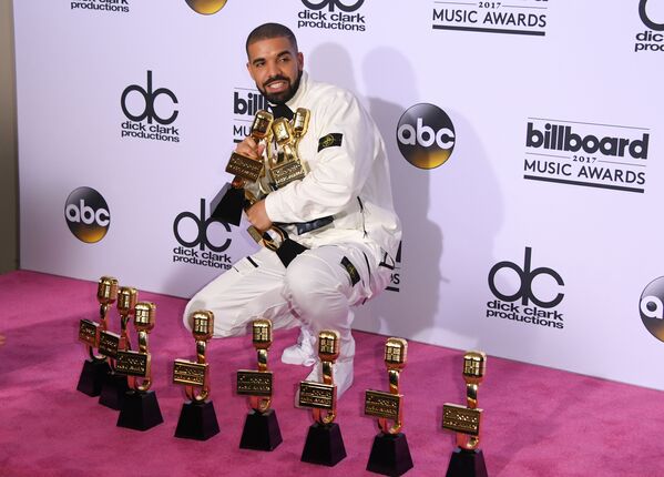 Канадский рэппер Дрейк позирует с наградами на церемонии вручения премии Billboard Music Awards в Лас-Вегасе