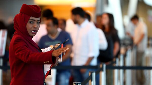 Стюардесса в Международном аэропорту Хамад в Дохе, Катар