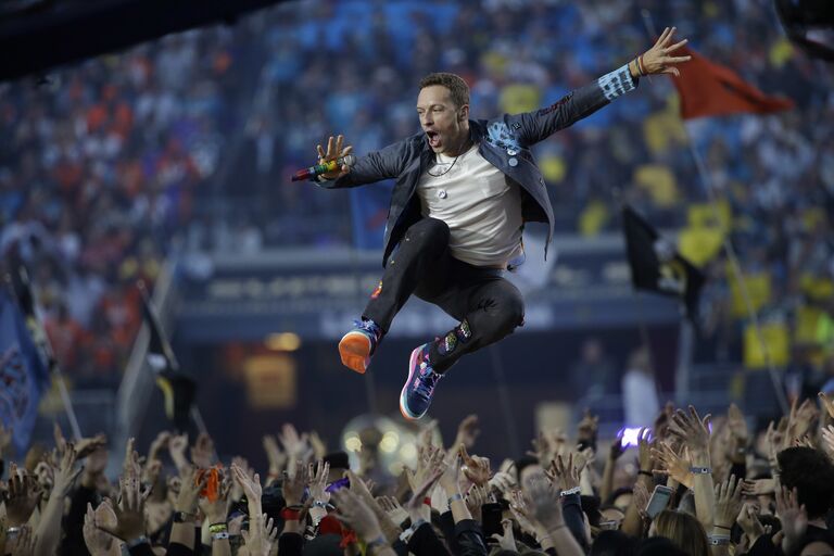 Певец Coldplay Крис Мартин во время выступления на NFL Super Bowl в Санта-Кларе