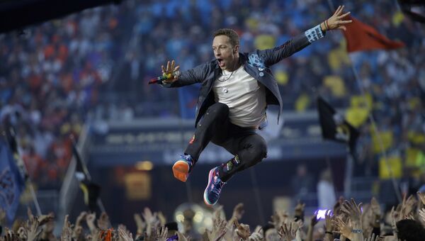 Певец Coldplay Крис Мартин во время выступления на NFL Super Bowl в Санта-Кларе
