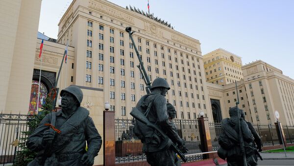 Памятник героям фильма Они сражались за Родину у здания министерства обороны РФ на Фрунзенской набережной в Москве