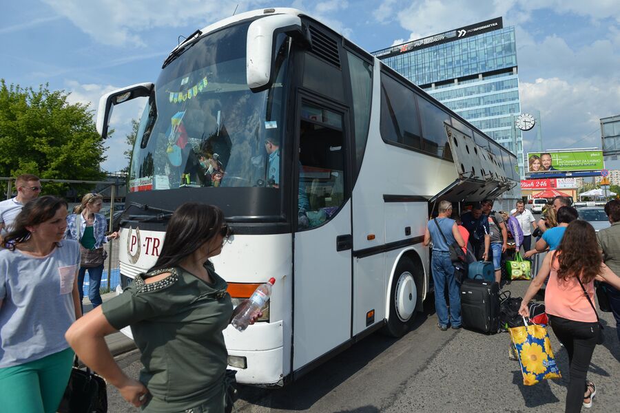 Автобус Черновцы — Варшава на Западном автовокзале польской столицы. С 11 мая украинские граждане могут без виз путешествовать в страны Шенгенской зоны