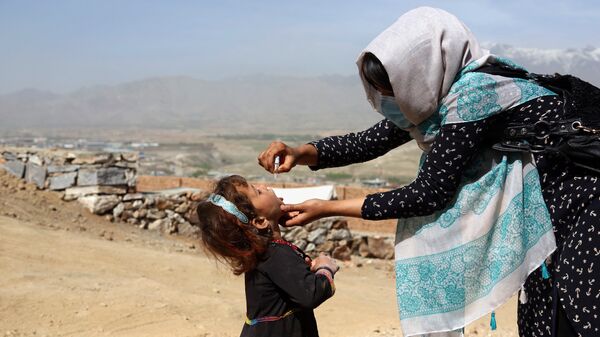 Медицинский работник вакцинирует ребенка в рамках кампании по борьбе с полиомиелитом в Афганистане. Архивное фото