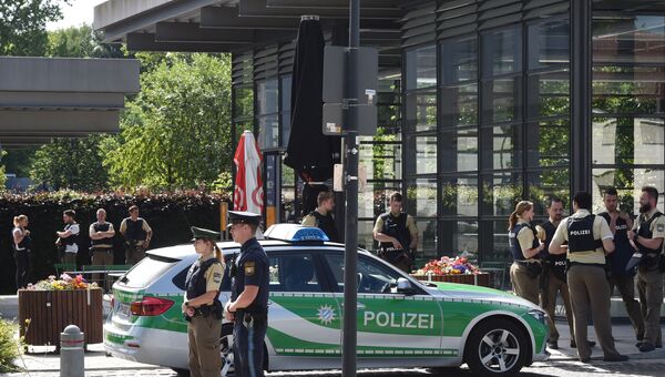 Офицеры полиции близ ж/д станции Унтерфёринг под Мюнхеном, где произошла стрельба. 13 июня 2017