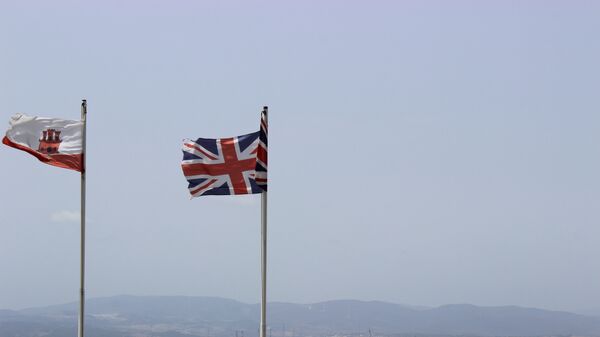 Флаги Гибралтара и Великобритании. Архивное фото