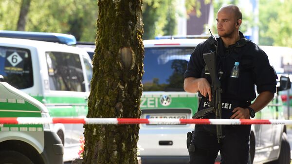 Офицер полиции близ ж/д станции Унтерфёринг под Мюнхеном, где произошла стрельба. 13 июня 2017