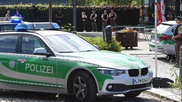 Полиция близ ж/д станции Унтерфоринг под Мюнхеном, где произошла стрельба. 13 июня 2017