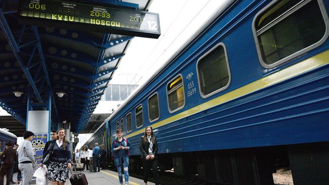 Пассажиры на перроне Центрального железнодорожного вокзала в Киеве. Архивное фото.