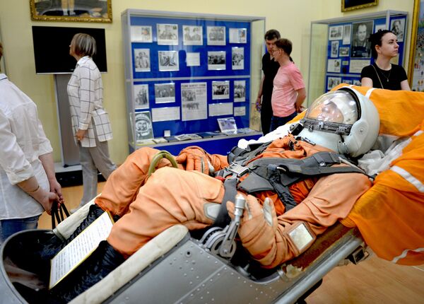 Катапультное кресло пилота космического корабля Восток с манекеном космонавта в музее истории космодрома Байконур