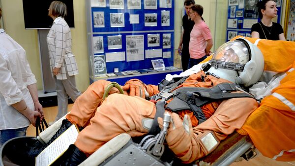 Катапультное кресло пилота космического корабля Восток с манекеном космонавта в музее истории космодрома Байконур