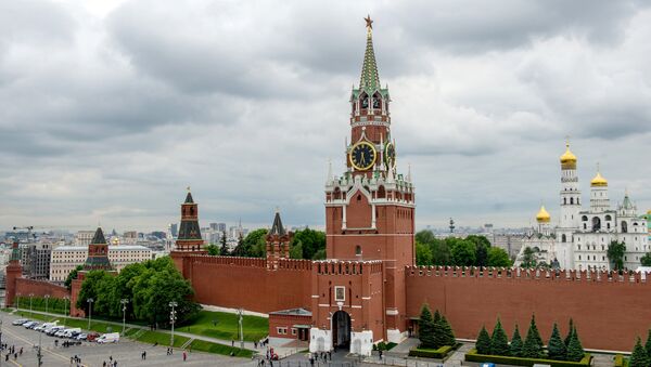 Вид на Спасскую башню в Москве. Архивное фото
