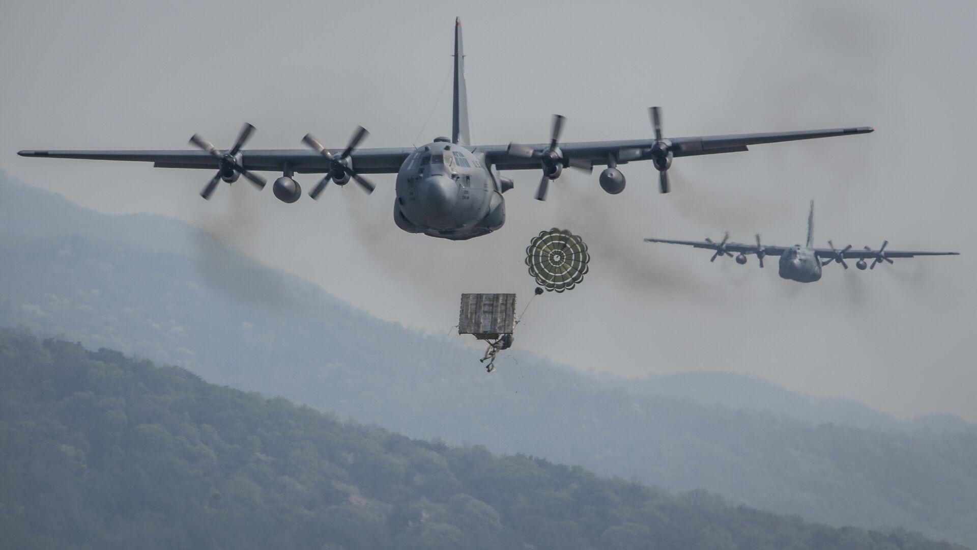 Доставка груза самолетами C-130 Hercules для армии США на учениях в Южной Корее - РИА Новости, 1920, 24.12.2021