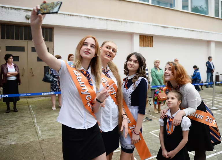 Школьники и мобильный интернет - неразлучны даже во время последнего звонка Школьники и мобильный интернет - неразлучны даже во время последнего звонка