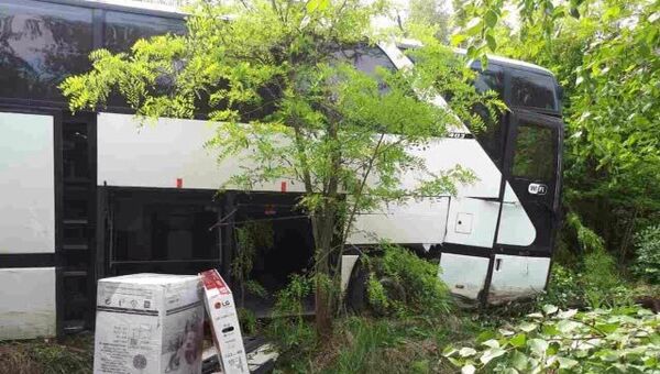 Автобус Мерседес-Бенс съехал в кювет на на 717 км автодороги М4 - Дон. 13 июня 2017