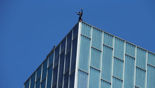 Человек-паук Ален Робер взобрался на самый высокий отель в Барселоне