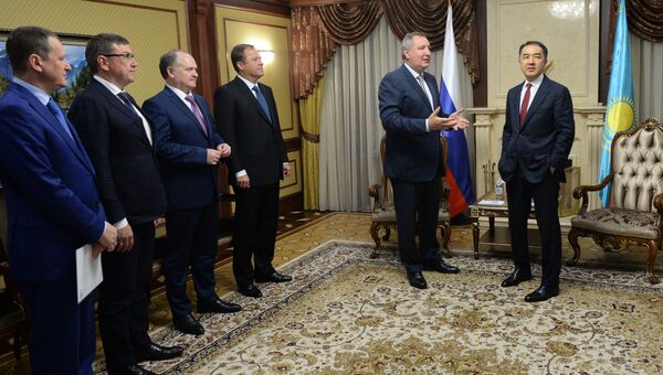 Заместитель председателя правительства РФ Дмитрий Рогозин и премьер-министр Казахстана Бакытжан Сагинтаев во время встречи в Астане. 13 июня 2017