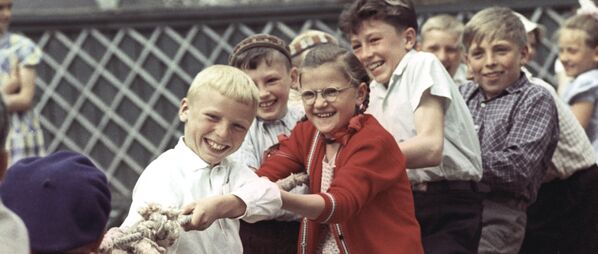 Дети во время соревнования по перетягиванию каната в Центральном парке культуры и отдыха им. М. Горького. Москва, 1963