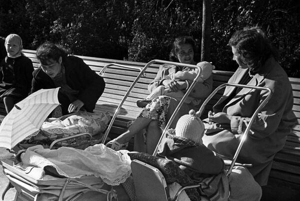 Молодые мамы с детьми в одном из скверов Центрального парка культуры и отдыха им. М. Горького. Москва, 1961
